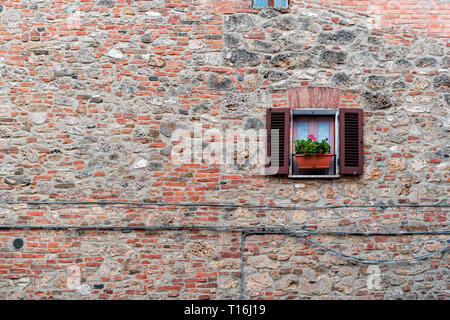 Chiusi, Italien Toskana Stadt oder Dorf Stadt und kleinen Fensterläden und rosa Blume Dekorationen niemand Architektur Stein mauer Stockfoto