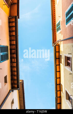 Chiusi, Italien Straße blauer Himmel in kleinen mittelalterlichen Stadt Dorf in der Toskana die Suche nach niedrigen Winkel vertikale Ansicht während der sonnigen Sommertag Cognac
