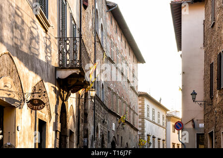 Chiusi, Italien - 25 August, 2018: Straße Platz mit Zeichen für Restaurant in kleinen Stadt Dorf in Umbrien bei Tag und Stein Architektur bei Sonnenuntergang Stockfoto