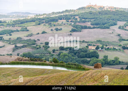 Pienza Skyline und Italien Val D'Orcia Landschaft in der Toskana auf einem Hügel mit Blick auf den See und die kleine Stadt Dorf hohen Winkel Stadtbild Stockfoto