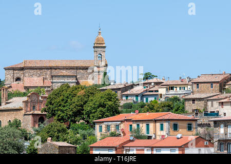 Montalcino Skyline mit Turm und Italien Val D'Orcia Landschaft in der Toskana Hügel, kleine Stadt Dorf Stadtbild im Sommer Häuser aus Stein Stockfoto
