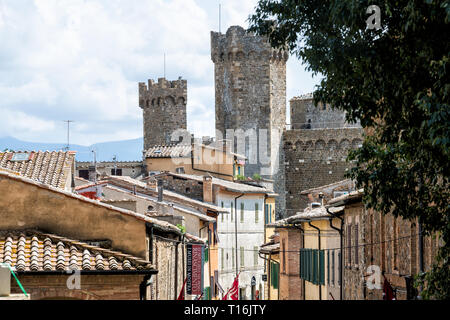 Montalcino, Italien - 26 August, 2018: Skyline Stadtbild mit Turm der Festung und Italien Val D'Orcia Landschaft in der Toskana Hügel, kleine Stadt Dorf in Stockfoto