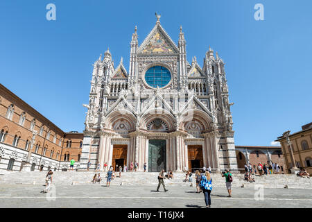 Siena, Italien - 27. August 2018: Dom Kirche Kunst historische Gebäude im italienischen Straße in der mittelalterlichen Altstadt Dorf in der Toskana während der sonnigen Su Stockfoto