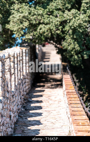 Castiglione del Lago mittelalterliche Festung Fort Wand in Umbrien, Italien und Rocca mit Medievale o Rocca del Leone Turm Bäume im sonnigen Sommertag Stockfoto