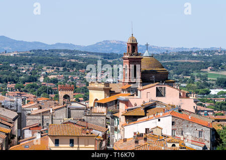 Castiglione del Lago, Italien Luftbild auf Umbrien Rocca von Medievale o Rocca del Leone im sonnigen Sommertag mit stadtbild Skyline und Kirche Bell auf. Stockfoto