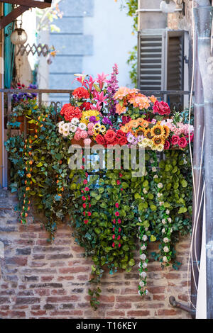 Montepulciano, Italien Stadt Dorf Stadt in der Toskana Nahaufnahme von Fenster, Balkon und bunte Blume Dekorationen auf sonnigen Sommertag niemand Architektur ha Stockfoto