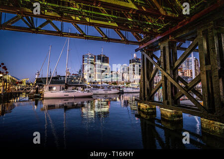 23. Dezember 2018, Sydney NSW Australien: Details der Pyrmont Bridge Pier und Darling Harbour Marina in der Nacht in Sydney NSW Australien Stockfoto
