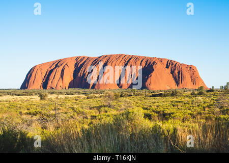 25. Dezember 2018, Sydney NSW Australien: malerischen Blick auf Uluru mit klarem, blauen Himmel am sonnigen Sommertag in WINDOWS NT Outback Australien Stockfoto