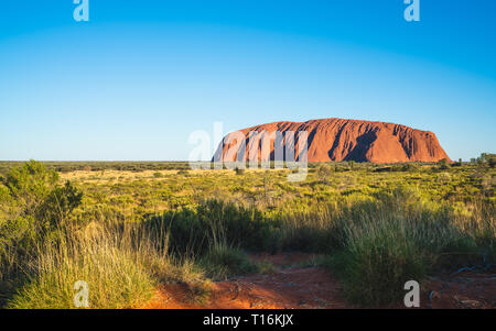 25. Dezember 2018, Sydney NSW Australien: malerischen Blick auf Uluru mit klarem, blauen Himmel am sonnigen Sommertag in WINDOWS NT Outback Australien Stockfoto