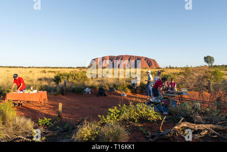 25. Dezember 2018, Sydney NSW Australien: Menschen Einstellung Abendessen bbq-Büffet am Uluru Sunset View Point und Ayers Rock im Hintergrund, im NT outba Stockfoto