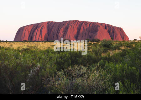 25. Dezember 2018, Sydney NSW Australien: malerischen Blick auf Uluru bei Sonnenuntergang auf Sommertag in NT Outback Australien Stockfoto