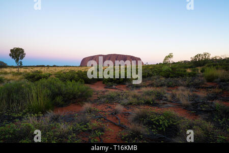 25. Dezember 2018, Sydney NSW Australien: Panorama der Uluru im Sonnenuntergang mit schönen Farben auf Sommertag in NT Outback Australien Stockfoto