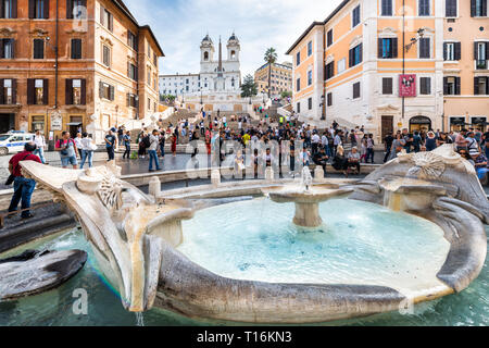 Rome, Italien - 4 September, 2018: die historische Altstadt mit der berühmten Spanischen Treppe im Sommer Tag Nahaufnahme von Springbrunnen und viele Leute Touristen sig Stockfoto