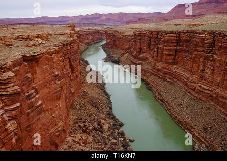 Ein Blick auf den Colorado River von Navajo Bridge in der Nähe von Lee's Ferry in Arizona. Stockfoto