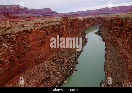 Ein Blick auf den Colorado River von Navajo Bridge in der Nähe von Lee's Ferry in Arizona. Stockfoto