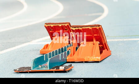 Leichtathletik Start auf Rennen Blue Track Stockfoto