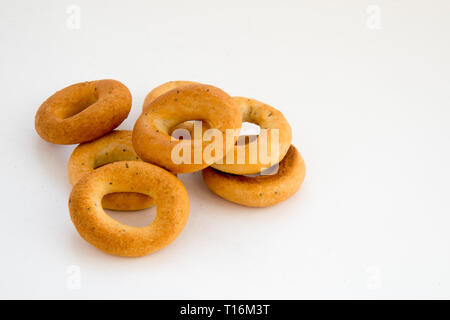 Brot Ringe isoliert auf weißem Hintergrund, sushka teacake, traditionelle Stockfoto