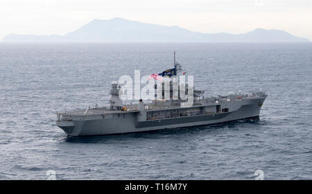 190319-N-BT 677-0061 MITTELMEER (20. März 2019) Die Blue Ridge-Klasse Command und Control Schiff USS Mount Whitney (LCC 20) fliegt die Schlacht der Stern von der Hauptmast während der Fahrt. Mount Whitney, Vorwärts- und Gaeta, Italien eingesetzt, arbeitet mit einer kombinierten Mannschaft der US Navy Military Sealift Command Segler und öffentlichen Dienst Seemänner. (U.S. Marine Foto von Mass Communication Specialist 3. Klasse Jonathan Word/Freigegeben) Stockfoto