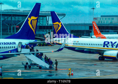 Menschen, Ryanair Haushalt Carrier, Boeing 737, Fluggesellschaft, Flughafen Stansted, London, UK Stockfoto