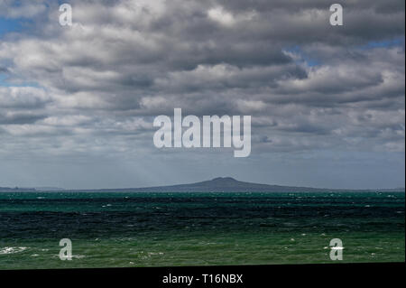 Rangitoto Island, eine vulkanische Insel im Golf Hafen, in der Nähe von Auckland, Neuseeland Stockfoto