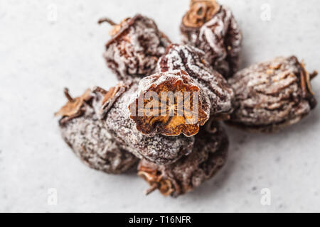 Getrocknete süße Persimmon auf einem weißen Hintergrund. Stockfoto