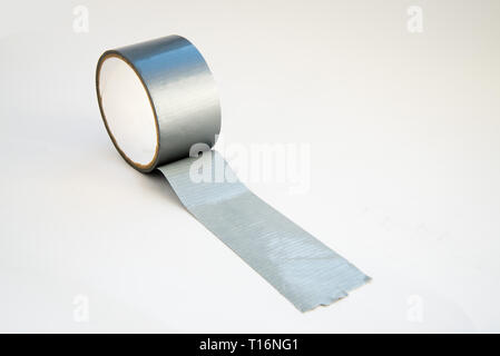 Nahaufnahme der grauen Klebeband isoliert auf weißem Hintergrund. Stockfoto