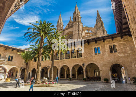 Royal Palast der Almudaina Innenhof mit der Spitze der Kathedrale von Palma mit Blick über die Dachterrasse. Unbekannte Touristen Sightseeing an einem sonnigen Tag. Stockfoto