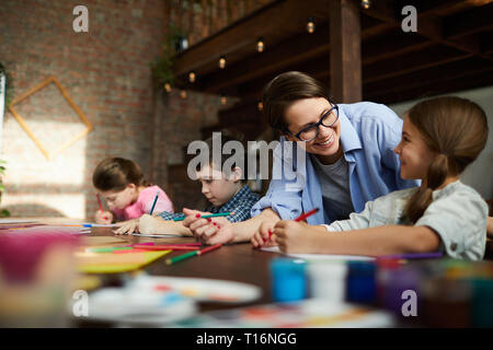 Gruppe von Kindern im Kunstunterricht Stockfoto