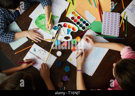 Gruppe von Kindern Zeichnung oben Anzeigen Stockfoto