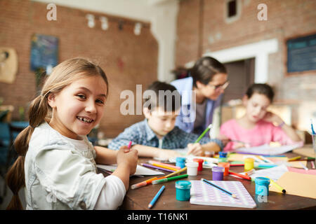 Kleine Mädchen Spaß haben im Kunstunterricht Stockfoto