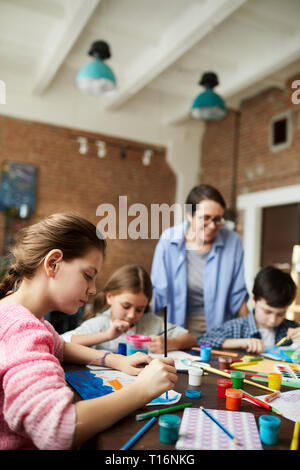 Kinder malen im Kunstunterricht Stockfoto