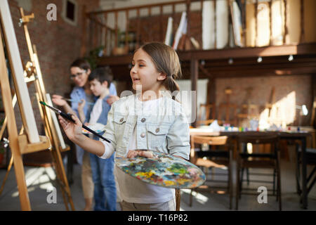 Süße kleine Künstler malen Stockfoto