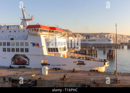 Dover, Kent, UK, 25. Februar 2019; die Fähren im Hafen von Dover angedockt Stockfoto