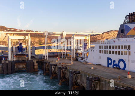 25. Februar 2019, Dover, Kent, Großbritannien; Blick auf Hafen mit seitlichem Blick auf P&O Fähre, Stolz von Kent Stockfoto