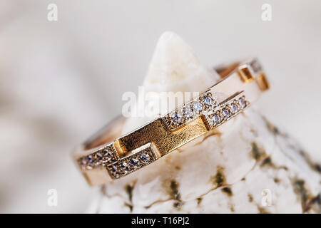 Schöne weibliche Gold Ring geschmückt mit kleinen Diamanten, close-up Stockfoto