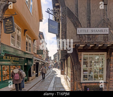 Die malerische und historische Shambles in York. Touristen sind Einkaufsmöglichkeiten und der Kleine Shambles Ecke im Vordergrund. Stockfoto