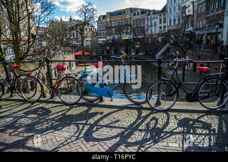 Abgestellte Fahrräder entlang der Oudegracht (alten Kanal) im Zentrum von Utrecht, Niederlande. Stockfoto