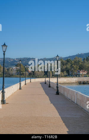 Steinerne Brücke in der Stadt Argostoli Stockfoto