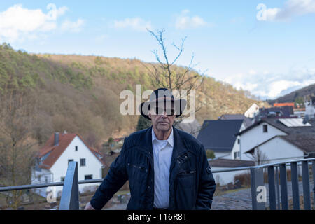 Ältere 80 plus Jahre alten Mann Porträt in Außenbereichen Stockfoto