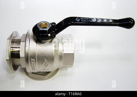 Tscheljabinsk, Russland - Februar 2019. Verkauf von Sanitäreinrichtungen. Regale mit Ware. Messing verchromt Kugelhahn mit schwarzem Griff. BUGATTI Stockfoto