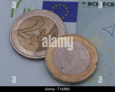 Ein Bild mit hoher Auflösung von 1 und 2 Euro Münze auf einen 100 Euro Schein. Stockfoto