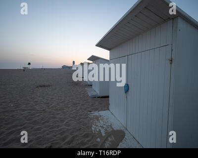 Strand Kabinen am Strand von Oostende, in den frühen Morgenstunden. Stockfoto