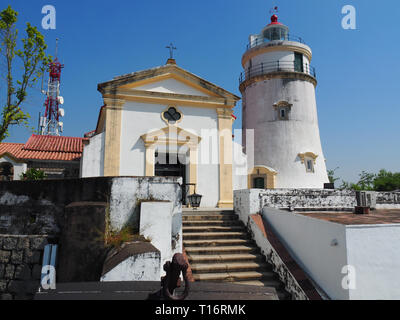 Ein Blick auf den Leuchtturm und die Kapelle an der Guia Festung in Macau. Stockfoto