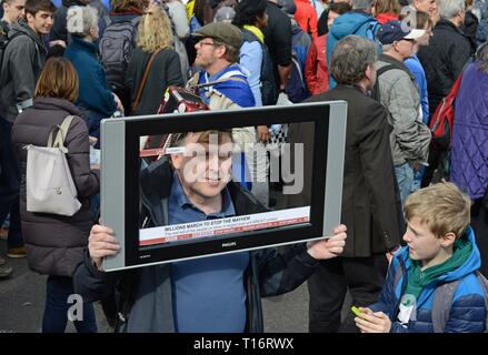 London, Großbritannien, 23. März 2019 ein Mann ein mock BBC News TV-Bildschirm an der anti Brexit März hält zur Unterstützung einer zweiten Volksabstimmung über die britischen EU-Mitgliedschaft Stockfoto