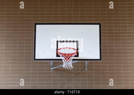 Basketball Backboard auf der Schule Basketball Court Stockfoto