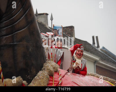 Aalst, Belgien - 27 Februar 2017: Vier Kinder verkleidet als Ritter werfen von Konfetti und Reiten ein riesiges Pferd namens "Ros" während der carniva Balatum Stockfoto