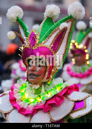 Aalst, Belgien - 27 Februar 2017: Menschen tragen ein buntes Outfit während der karnevalsumzug in Aalst, Belgien. Stockfoto