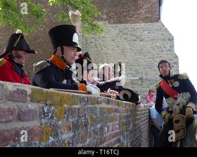 Waterloo, Belgien - 18. Juni 2017: Eine allgemeine gibt ein Briefing zu seinen Männern während der Nachstellung der Schlacht von Waterloo. Stockfoto