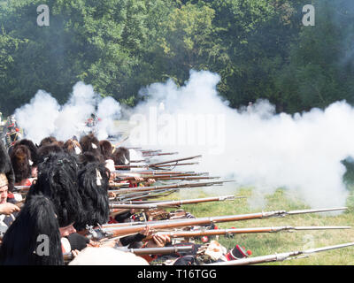 Waterloo, Belgien - 18. Juni 2017: Französische Soldaten der kaiserlichen Garde feuerten ihre Musketen. Stockfoto