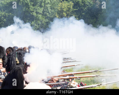 Waterloo, Belgien - 18. Juni 2017: Französische Soldaten der kaiserlichen Garde feuerten ihre Musketen. Stockfoto